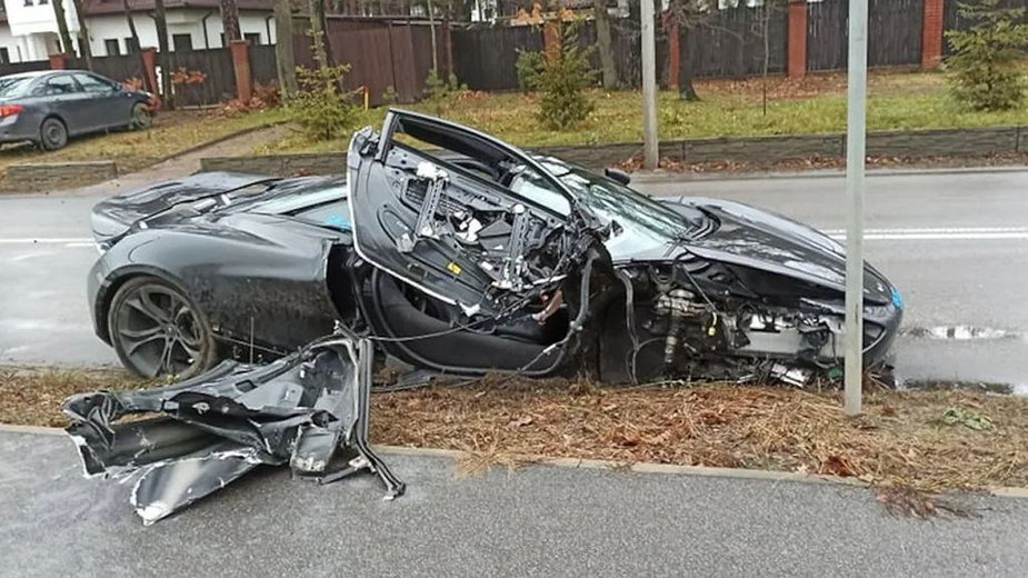 Rozbity przez Oliwiera Dobrowolskiego McLaren 720s. Wartość auta szacowana jest na 1,6 mln zł