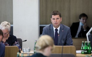 Piontkowski: MEN pozostawiło sobie w przepisach prawo do zawieszenia zajęć w całym kraju