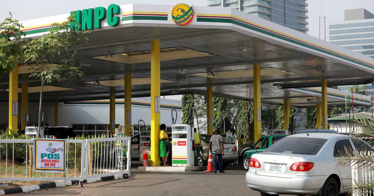 O recente ajustamento dos preços dos combustíveis na Nigéria gerou fortes reacções, subindo para 1.025 Naira em Lagos e 1.060 Naira em Abuja. Este aumento, devido à política de desregulamentação, foi o terceiro em pouco tempo. Aliko Dangote propôs parar as importações em benefício da sua refinaria para satisfazer a procura nacional. Sua capacidade de produção poderia garantir o abastecimento adequado por pelo menos 12 dias. Estas iniciativas destacam a necessidade de desenvolver capacidades de produção doméstica para garantir a segurança energética a longo prazo na Nigéria.