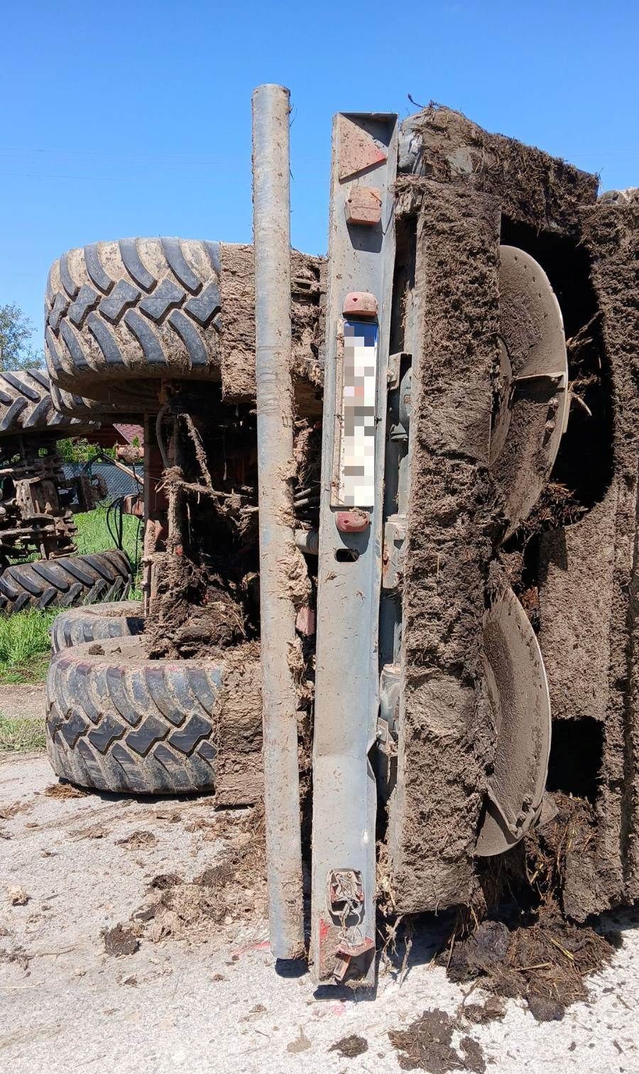 Traktor vo Veľkých Uherciach zdemoloval časť neobývaného rodinného domu.