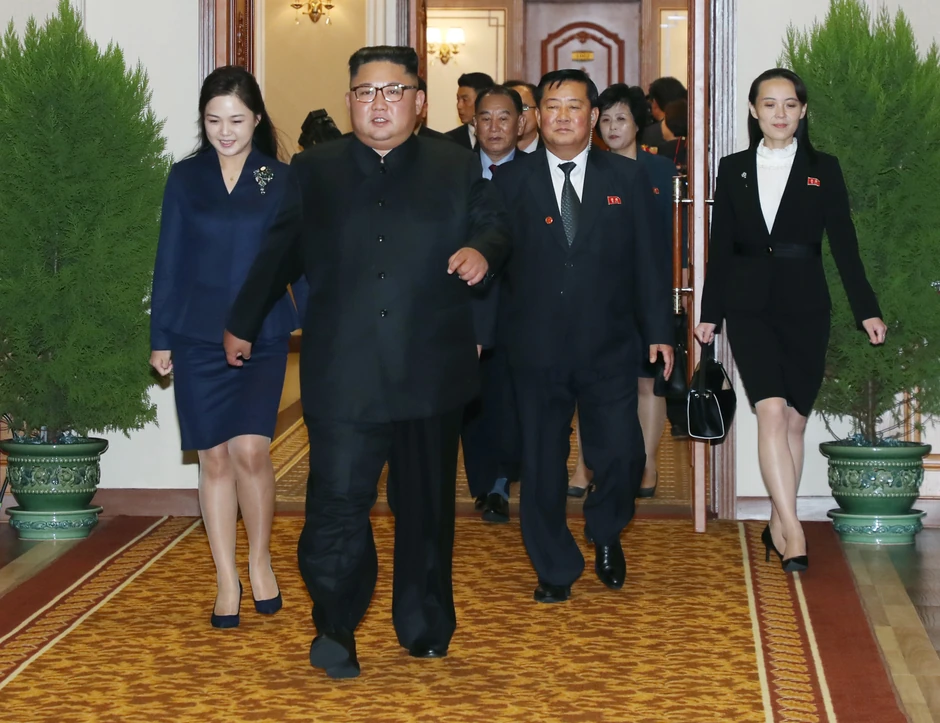Kim Džong Un sa suprugom Ri Sol Ju (L) i sestrom (D)