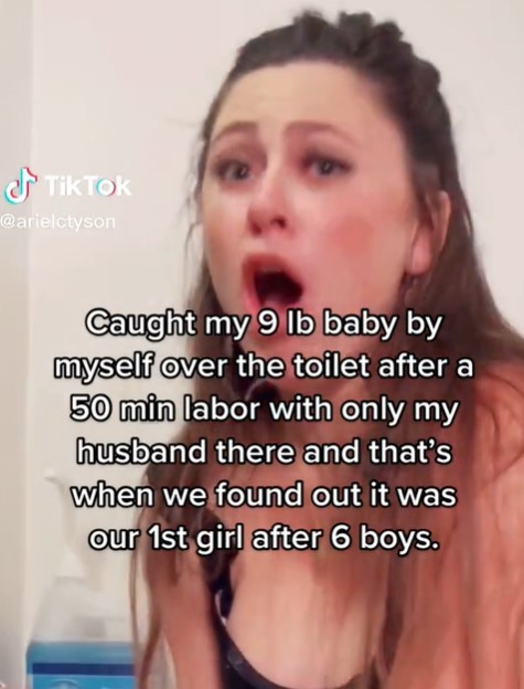 Ariel na TikTok videu so svojim manželom.