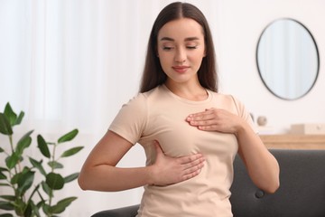 Emlőönvizsgálat melldaganat mellrák menstruáció csomó