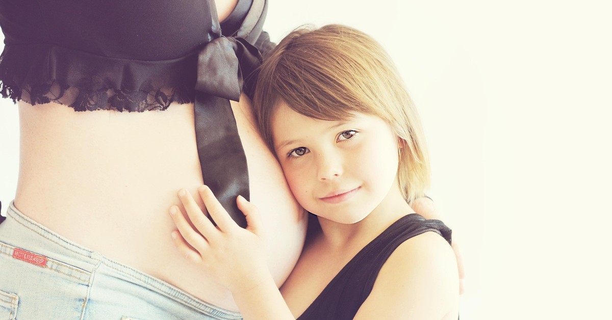 Zakaz aborcji, antykoncepcji i… filmów o singielkach oraz kary dla bezdzietnych. Oto przepis na dzietność wedle Putina i europejskiej prawicy. Skuteczny?