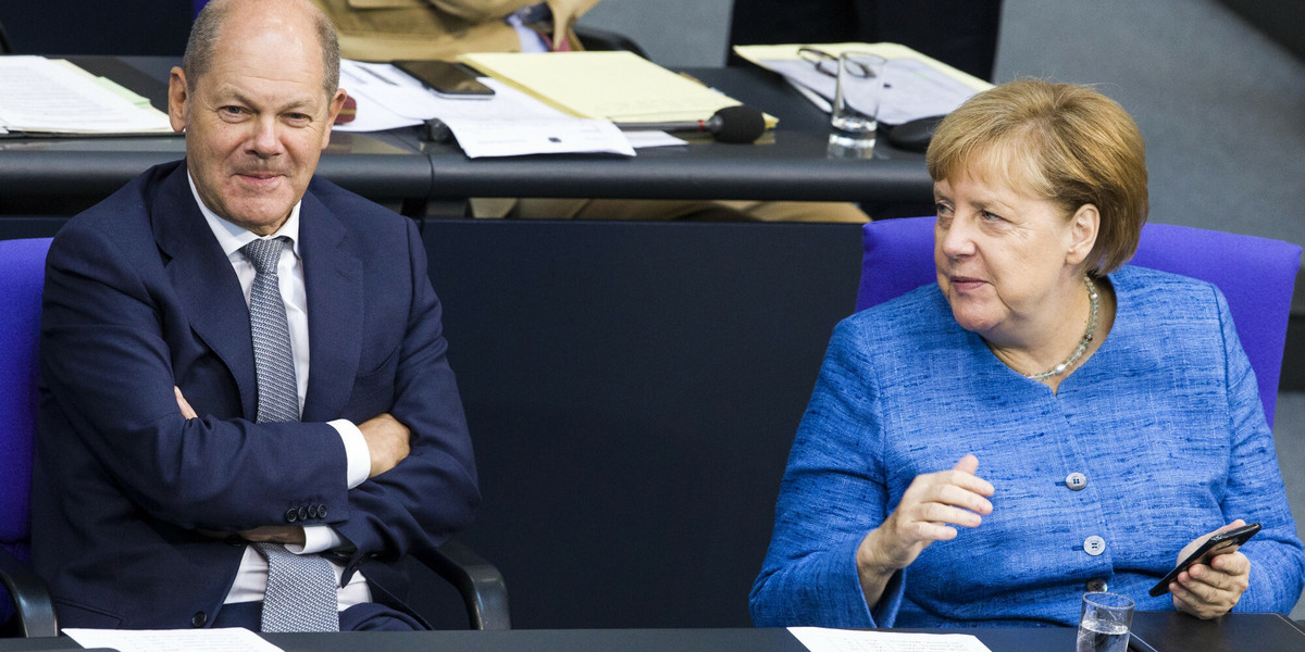Obecny kanclerz Niemiec Olaf Scholz i była kanclerz Angela Merkel