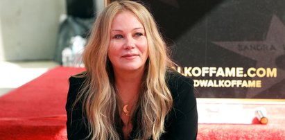 Kiedyś wszyscy znaliśmy ją z roli seksownej Kelly Bundy. Dziś Christina Applegate nie porusza się bez laski. Co się stało?