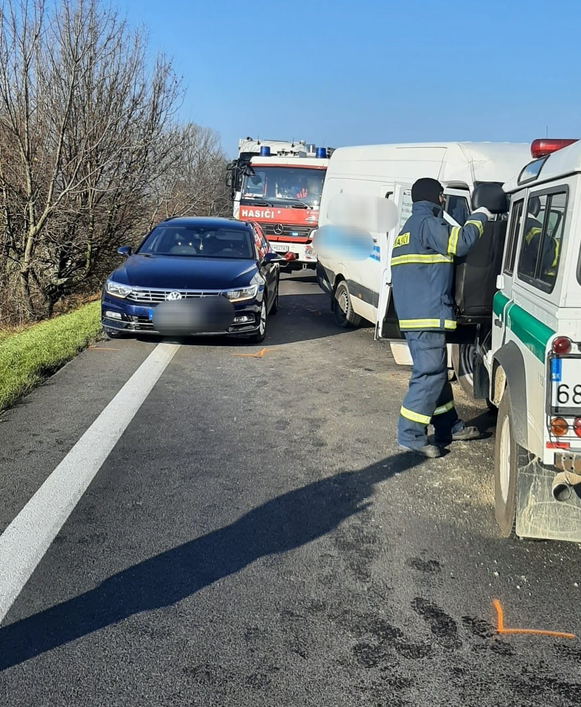 Pri Holíči sa zrazilo policajné auto s dodávkou.