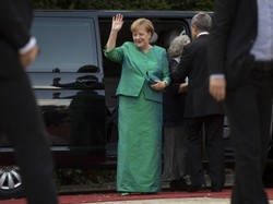 Marynarka jak zwykle i nudna spódnica, a do tego niemodna tkanina i kolor. Nieudna wieczorowa stylizacja Angeli Merkel. FOTO