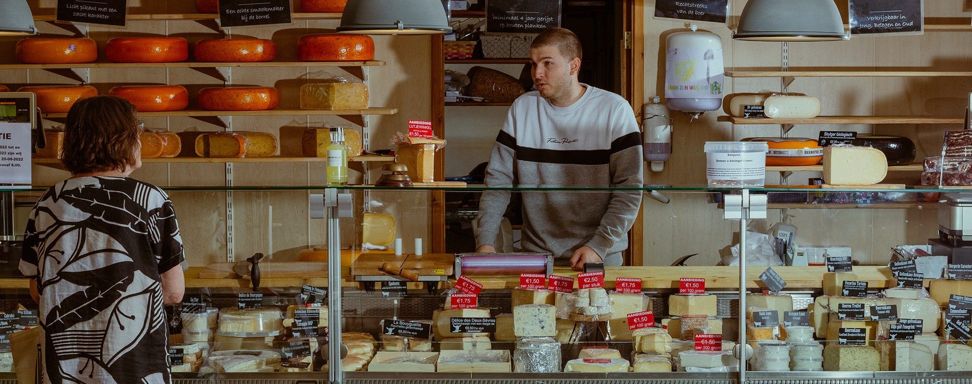 Joeri Bos właściciel sklepu z serami "Wereldse Kaas van Klaas" w Amsterdamie zmaga się z rosnącymi cenami produktów. 