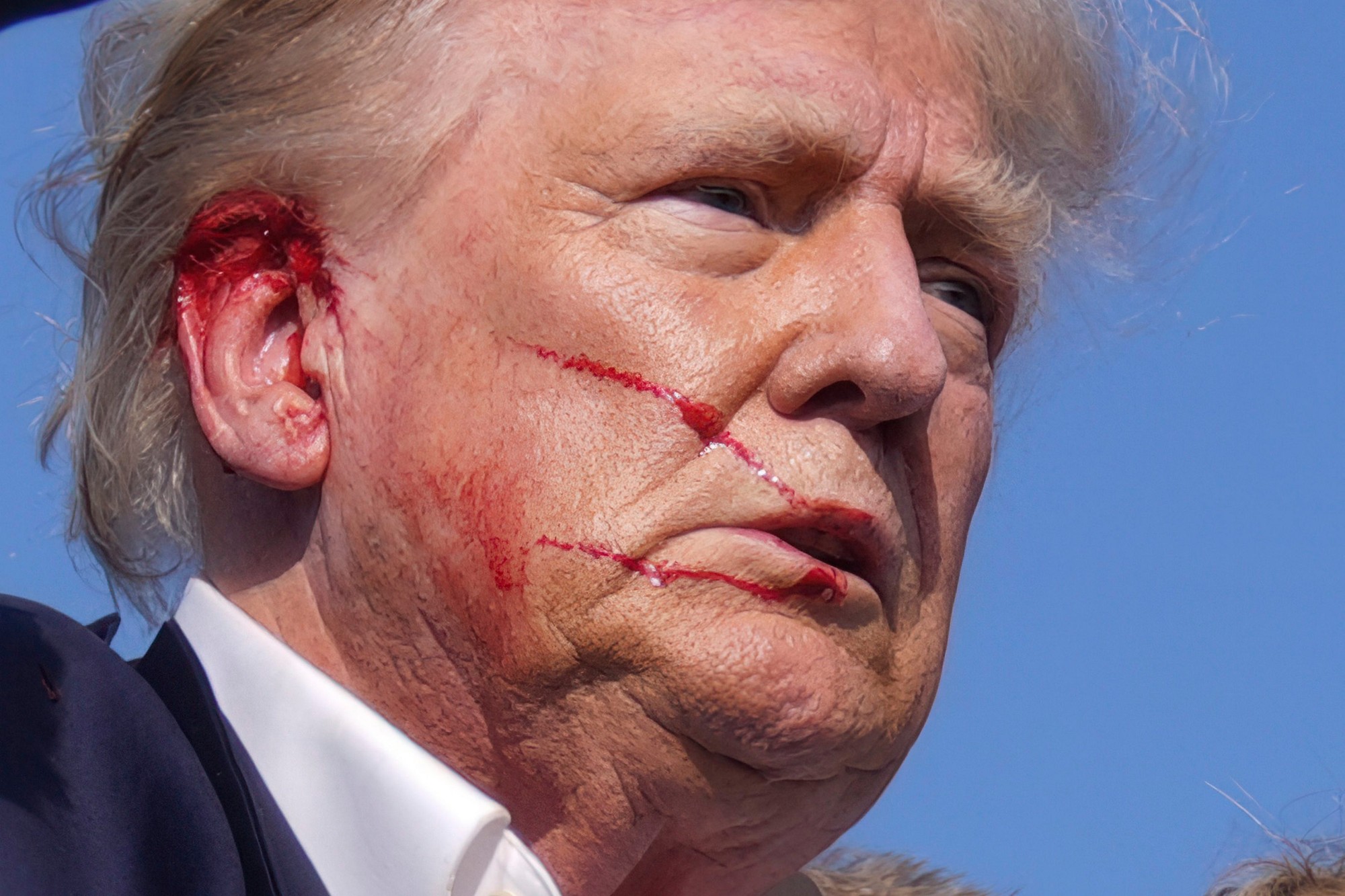 Na predvolebnom mítingu Donalda Trumpa sa strieľalo.