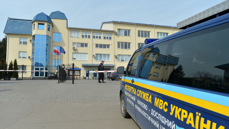 „Prezydent zdecydowanie potępił ostrzał Konsulatu Generalnego Polski w Łucku i polecił organom porządku natychmiastowe użycie wszelkich środków dla wyjaśnienia tego incydentu i odnalezienia winnych” – napisał Cehołko na Facebooku. Biuro prasowe SBU oświadczyło, że według wstępnych ustaleń, w siedzibę konsulatu strzelano z granatnika przeciwpancernego RPG-26. „Na miejscu pracują śledczo-operacyjne grupy SBU i policji. Śledztwo rozpatruje kilka wersji incydentu, w tym także akt terrorystyczny” – ogłoszono w komunikacie.