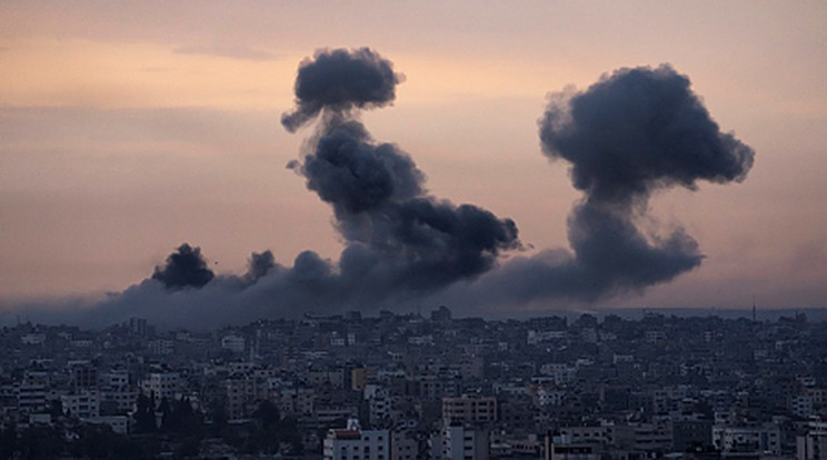 Izraeli légitámadás Gázában 2023. október 9-én/Fotó: MTI/AP/Fatima Shbair