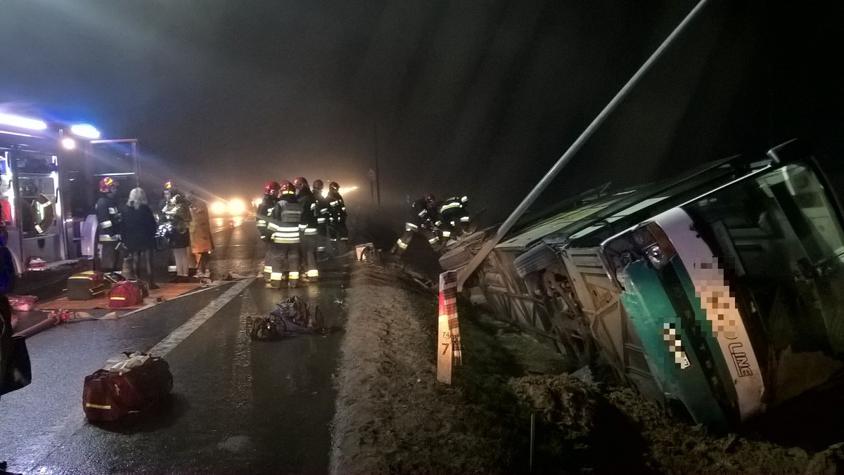 Trzy osoby zostały ranne w wypadku autobusu. Trafiły do szpitala na badania. Ruch na drodze numer 7 jest prowadzony wahadłowo.