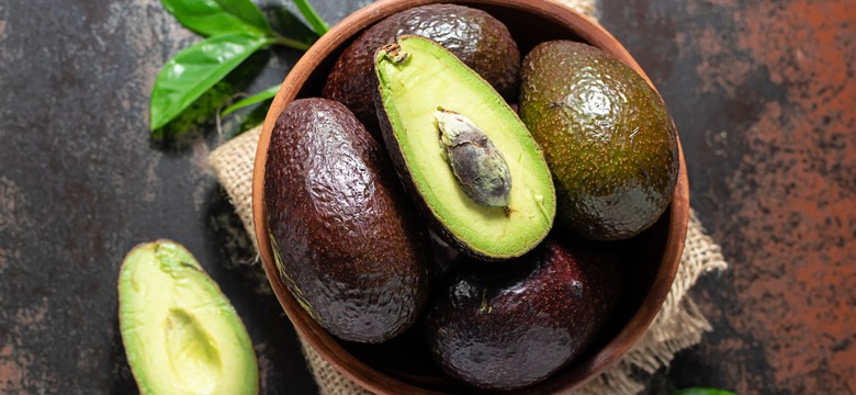 Czym się różni awokado Hass od klasycznego? Nie tylko kolor. Różnice są znacznie większe