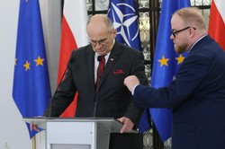 Zbigniew Rau oskarżony o mobbing. Łukasz Jasina: Wybuchy psychicznej agresji