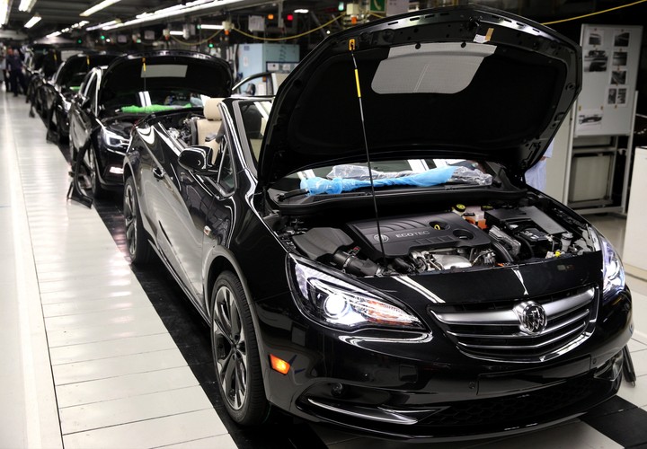 Linia produkcyjna Buick Cascada w fabryce Opla w Gliwicach <br><br> (mr) PAP/Andrzej Grygiel