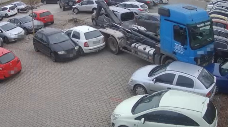 Egy teljes parkolót letarolt egy kamion, akinek sofőrje vezetés közben rosszul lett / Fotó: RTL
