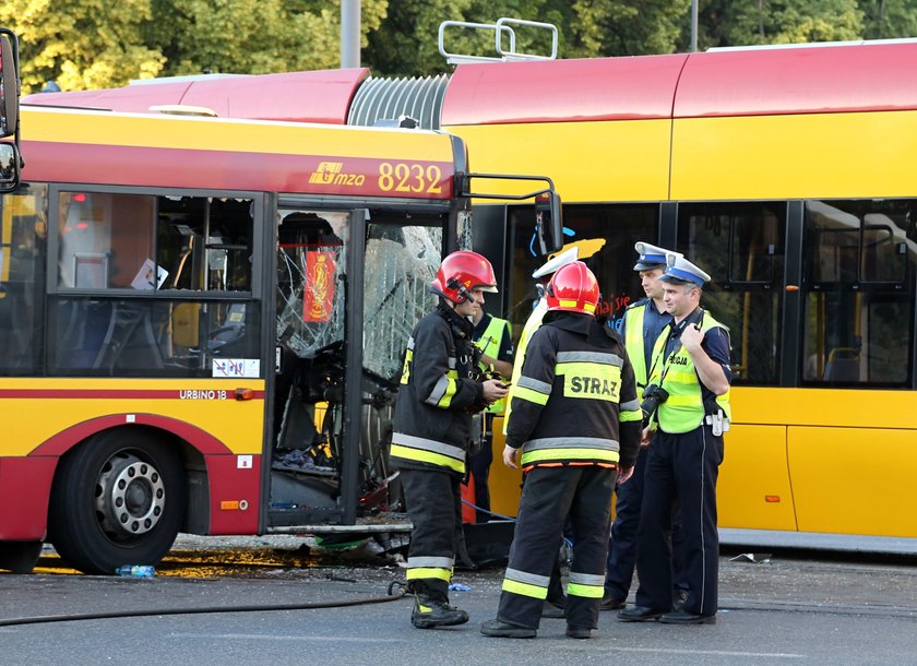 Zderzenie autobusu z tramwajem w Warszawie.