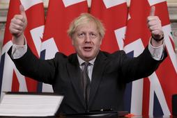 Premier Boris Johnson podpisujący pobrexitową umowę handlową z UE. 30 grudnia 2020 r.