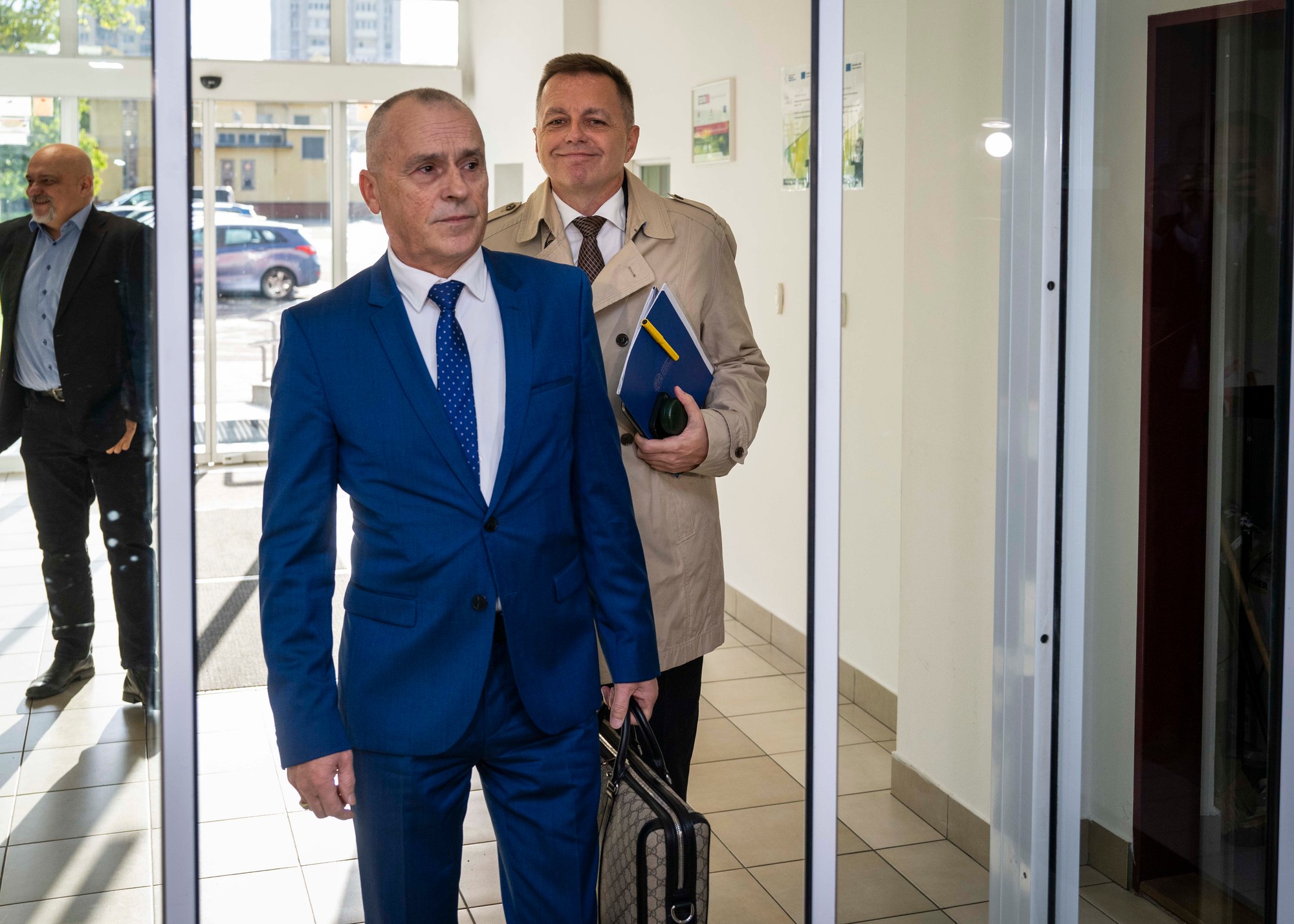 Na snímke obžalovaný guvernér Národnej banky Slovenska (NBS) a exminister financií Peter Kažimír a jeho advokát Ondrej Mularčík.