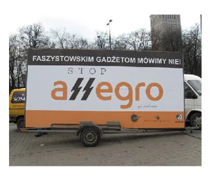 Przerobione logo Allegro można było zobaczyć podczas obchodzonego w marcu ubiegłego roku Dnia Walki z Rasizmem. Pikieta, która miała miejsce w Warszawie, dotyczyła walki z handlem na Allegro przedmiotami kojarzącymi się z faszyzmem