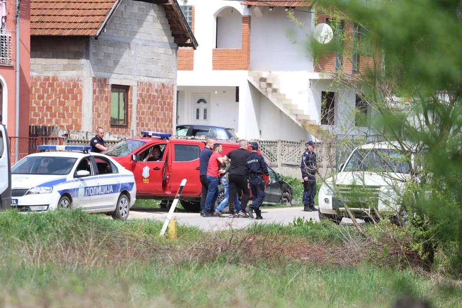 Policija odvodi Dejana Dragijevića u kuću u Zlotu