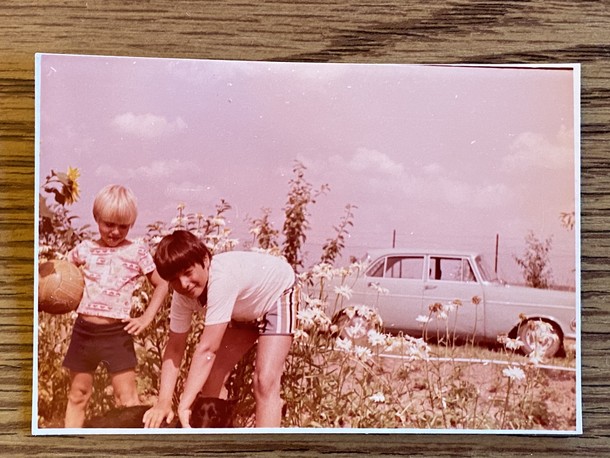 Marek i Tomek Sekielscy z psem Belą na terenie Pracowniczych Ogródków Działkowych w Srebrnicy, 1983 r.  