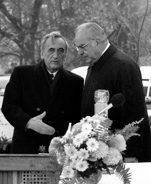 Premier Tadeusz Mazowiecki i kanclerz Helmut Kohl podczas mszy pojednania w Krzyżowej, 12 listopada 1989 r.