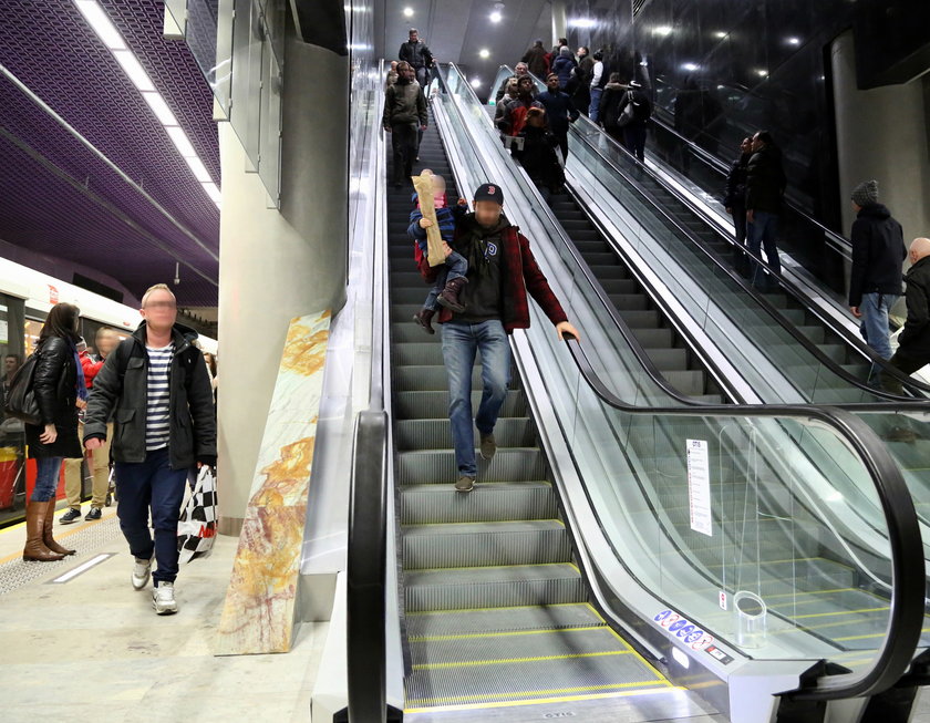 Zepsute schody w nowym metrze
