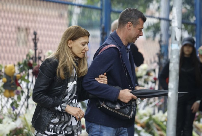 Roditelji devojčice E. K.  ispred škole "Vladislav Ribnikar"