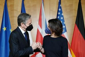 German Foreign Minister Annalena Baerbock (R) greets US Secretary of State Antony Blinken for talks at the Foreign Oce on January 20, 2022 in Berlin, Germany