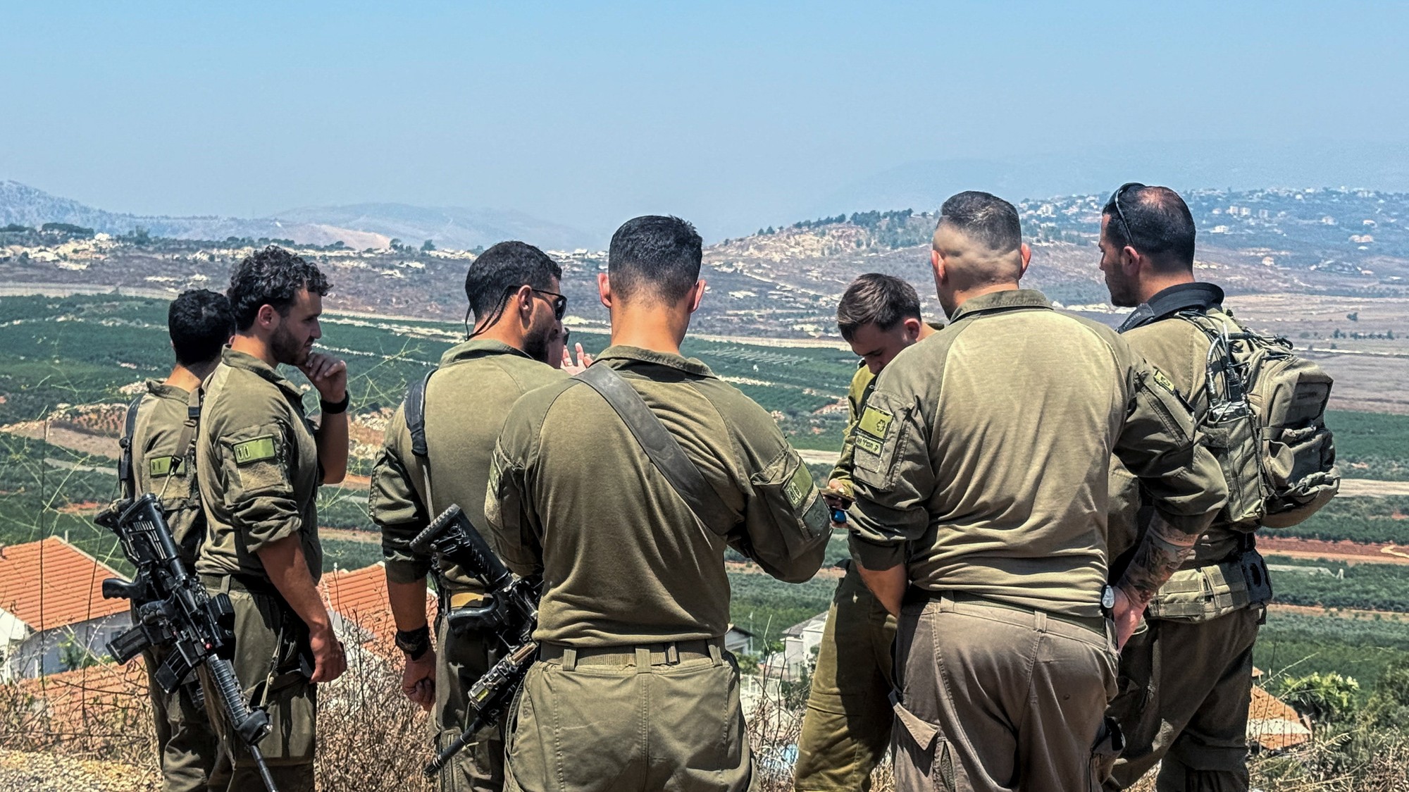 Izraelskí vojaci sa pozerajú na Libanon