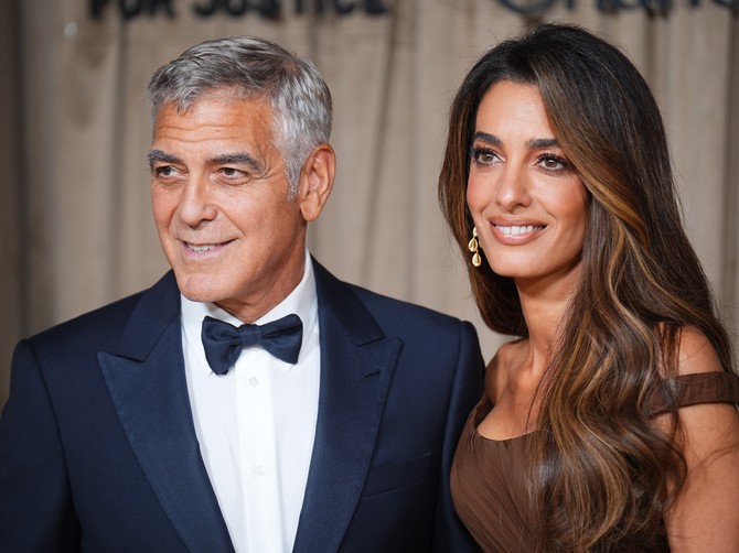 Amal Kluni u haljini boje čokolade dočarala glamur starog Holivuda