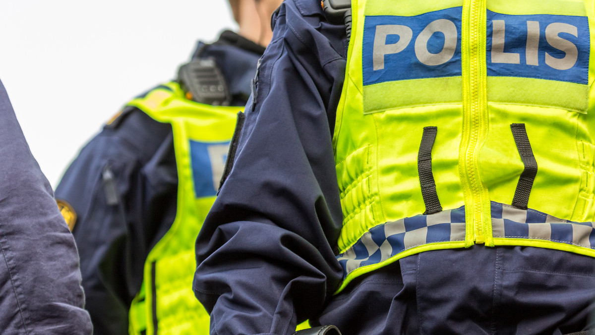 Trzech mężczyzn i jedna kobieta w wieku 40-50 lat, zostało zatrzymanych w Szwecji w związku z procederem handlu ludźmi - podała szwedzka policja. Podejrzani obywatele Polski oferowali rodakom pracę, a w rzeczywistości zmuszali ich do kradzieży.
