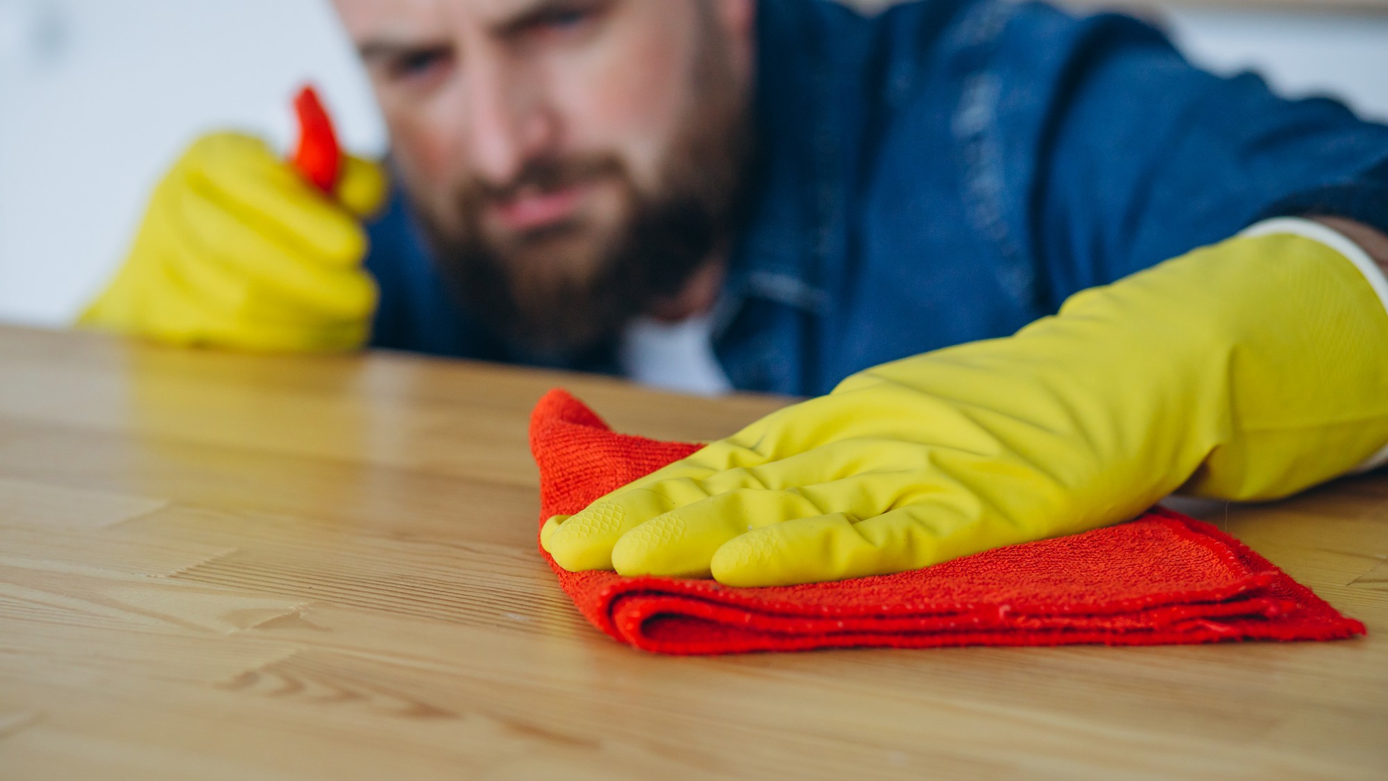 Povrchy v domácnosti je možné vyčistiť technickým liehom.