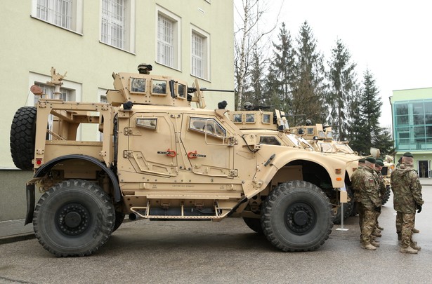 Stephen Mull podkreślił, że wozy typu MRAP dobrze służyły żołnierzom US Army i ma nadzieję, że sprawdzą się też w służbie w jednostkach specjalnych w Polsce. (jkm) PAP/Stanisław Rozpędzik