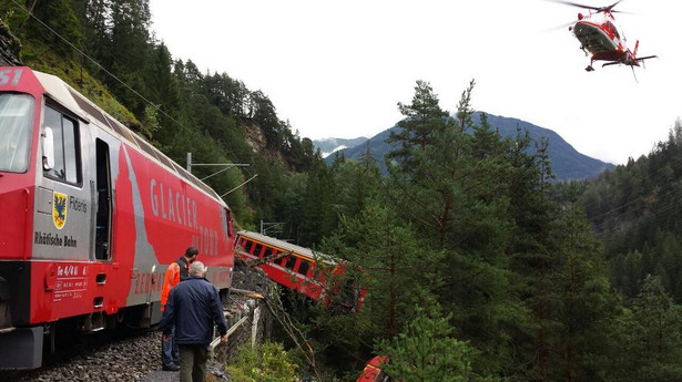 W Szwajcarii wykoleił się pociąg. Trzy wagony zwisają z nasypu