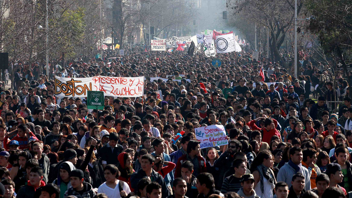 Ponad 60 tys. osób przeszło dziś ulicami Santiago, domagając się reformy szkolnictwa w Chile. Była to dziewiąta w ciągu trzech miesięcy demonstracja zorganizowana przez studentów. Doszło do sporadycznych starć i zatrzymano kilka osób.
