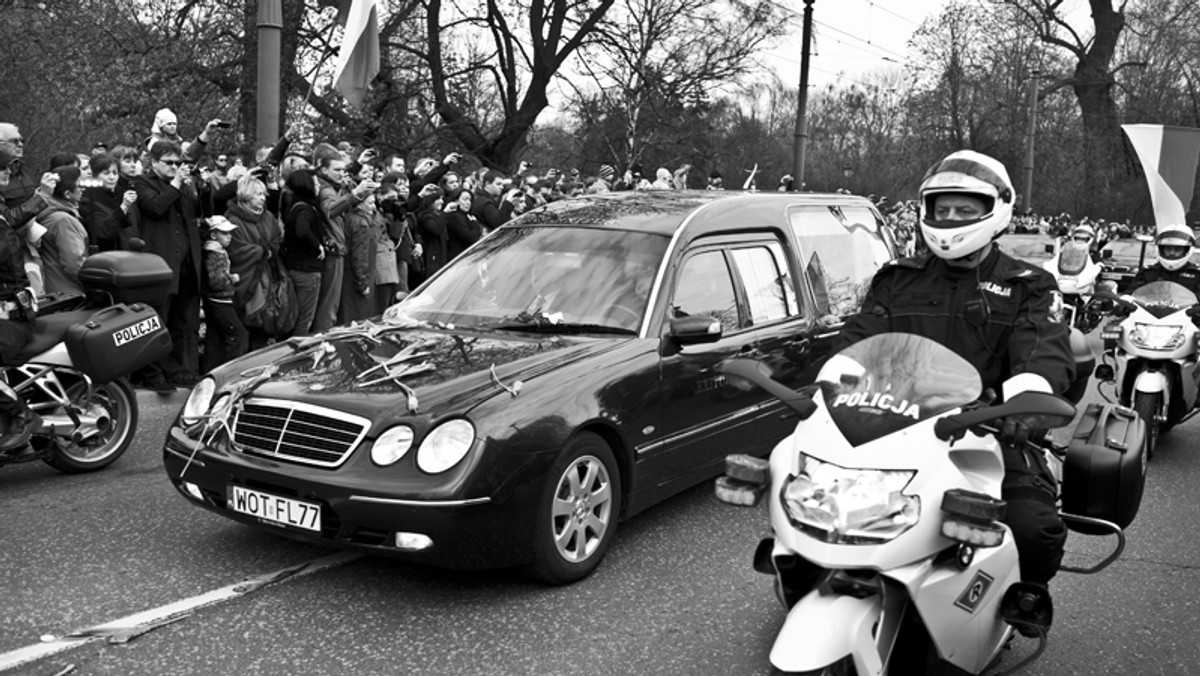 Niezwykle poruszającą rozmowę w Radiu ZET przeprowadziła Monika Olejnik z Joachimem Brudzińskim. - Pani nas, kłócących się polityków, potrafiła zaprzyjaźniać. Tak wiele razy siedziałem chociażby z Jerzym Szmajdzińskim podczas niedzielnych rozmów w tym studiu. Chciałem Pani bardzo za to podziękować - mówił łamiącym się głosem poseł PiS.