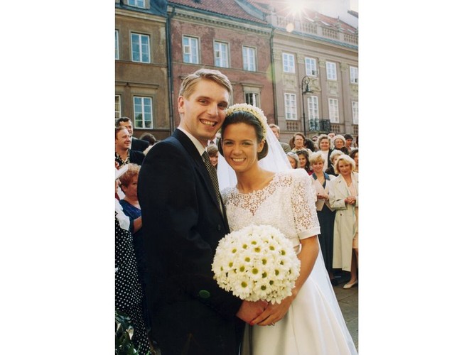 1998 rok: mariaż dwóch młodych gwiazd telewizji. Kinga Rusin i Tomasz Lis biorą ślub
