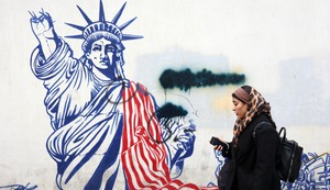 Iranka pored antiameričkog murala u Teheranu