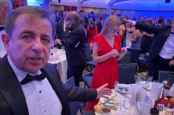 NOVINAR KOJI JE SEDEO BLIZU TRAMPA PODIGAO TELEFON I SVE SNIMIO Sada je SVE JASNO o pucnjavi na gala večeri (VIDEO)