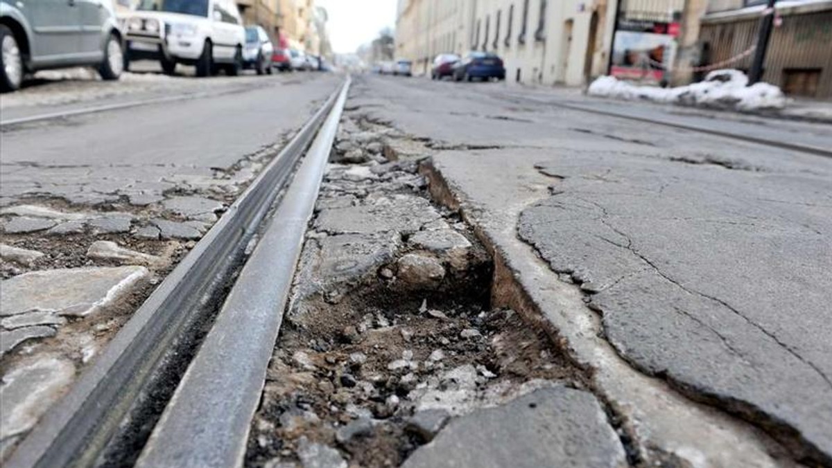 Do 16 kwietnia trwa przetarg na modernizację ul. Kopernika. Kiedy zostanie wyłoniony wykonawca rozpoczną się prace, których ulica bardzo potrzebuje. Obejmą jezdnię wraz z torowiskiem, chodniki oraz budowę zatok postojowych i przystanków autobusowych.