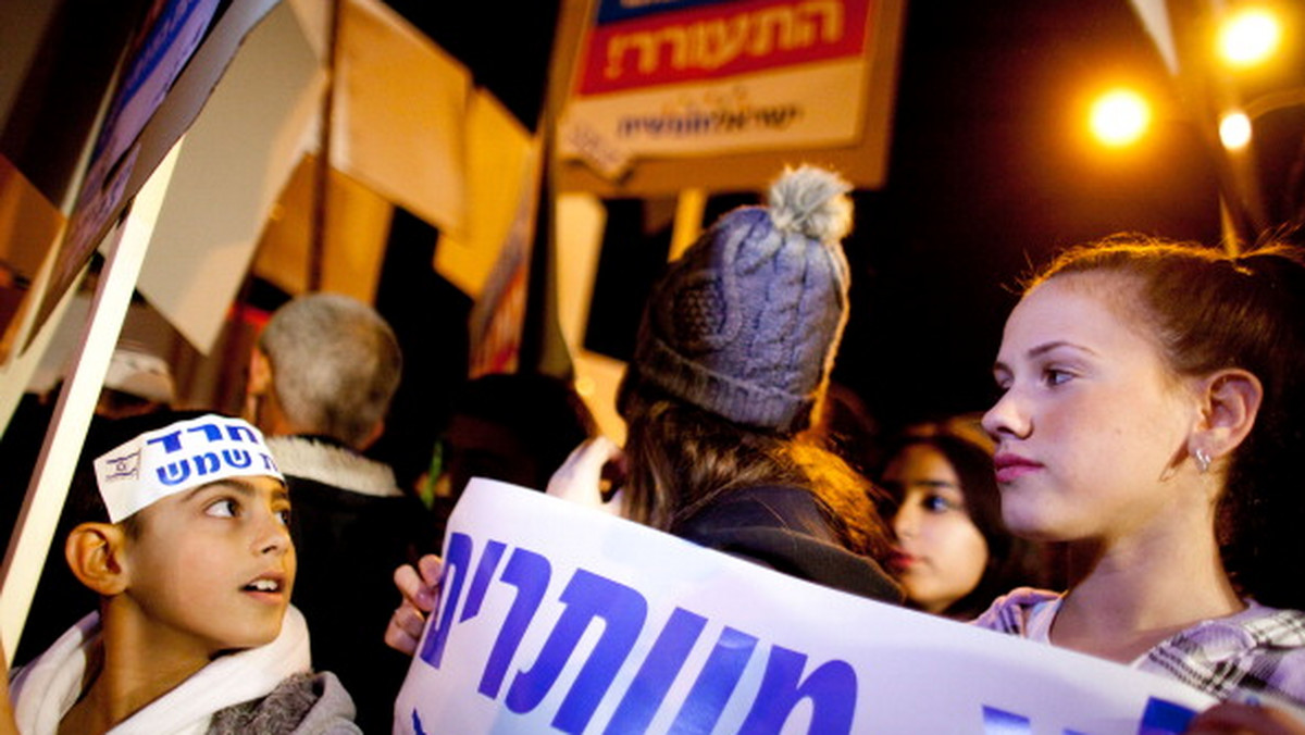 Prawo nakazujące zajmowanie miejsc z tyłu autobusów, wydzielone strony chodników, oddzielne kolejki w sklepach oraz zakaz uczestnictwa w niektórych ceremoniach o charakterze publicznym to tylko niektóre przykłady dyskryminacji kobiet w Izraelu. Wygląda na to, że ultraortodoksyjni żydzi chcą się ich pozbyć z przestrzeni publicznej.