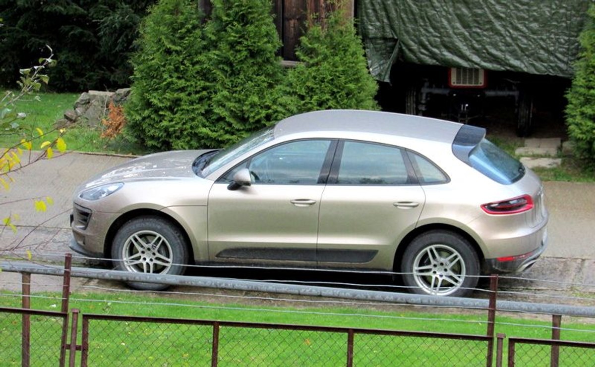 Ksiądz z Kasiny Wielkiej sprawił sobie nowe porsche. Teraz je sprzedaje [FOTO]