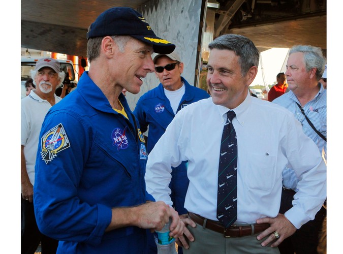 Komandor Chris Ferguson i szef centrum lotów kosmicznych Robert Cabana
