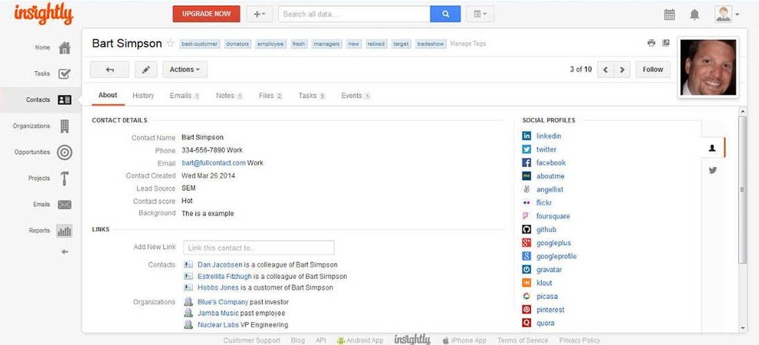 Insightly to darmowy, w pełni funkcjonalny system CRM dostępny w chmurze, zarówno z poziomu przeglądarki, jak i aplikacji mobilnych. Z darmowej wersji aplikacji może korzystać dwóch użytkowników, co w wypadku pracującego w pojedynkę freelancera lub niewielkiej firmy nie jest ograniczeniem. Aplikacja pozwala zarówno zarządzać kontaktami, jak i wspomaga sprzedaż dzięki śledzeniu napływających zapytań o oferty. <br><br>System pozwala śledzić maile wysyłane do konkretnych klientów lub kontaktów, porządkować ich w listy, wyszukiwać i przeglądać. Do systemu można wpisać niemal dowolne informacje, takie jak numer telefonu, adres email, konta społecznościowe i strony internetowe. <br><br>Insightly łączy w sobie cechy systemu do zarządzania relacjami z klientami oraz aplikacji do zarządzania projektami. Dzięki temu możliwe jest przyporządkowanie konkretnych zadań do klientów, śledzenie korespondencji z nimi oraz łatwiejsze przeglądanie historii kontaktów. <br><br>Wadą Insightly jest jego ociężałość. Kalendarzowi i managerowi zadań brakuje lekkości i przejrzystości wielu konkurencyjnych odpowiedników.