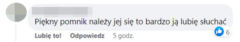 Fani zachwyceni pomnikiem Violetty Villas w Lewinie Kłodzkim.