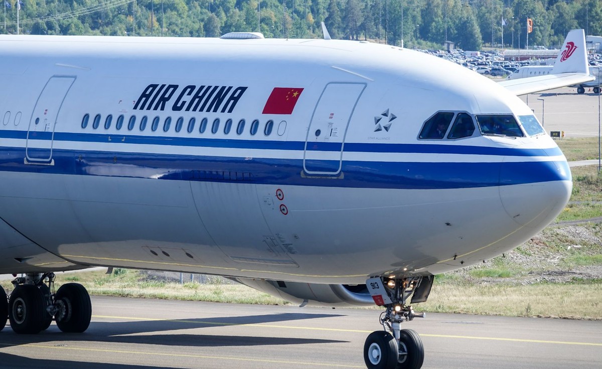 LOT od kilku dni nie lata za Chiński Mur, natomiast stamtąd do Warszawy trzy razy w tygodniu przylatują samoloty Air China. Przywożą i oczywiście zabierają z powrotem pasażerów, również tych, którzy nie mogą skorzystać z usług polskiego przewoźnika.