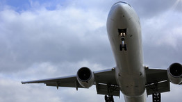 Rázuhant egy repülőgép kabinjának mennyezete egy utasra landolás közben – videó